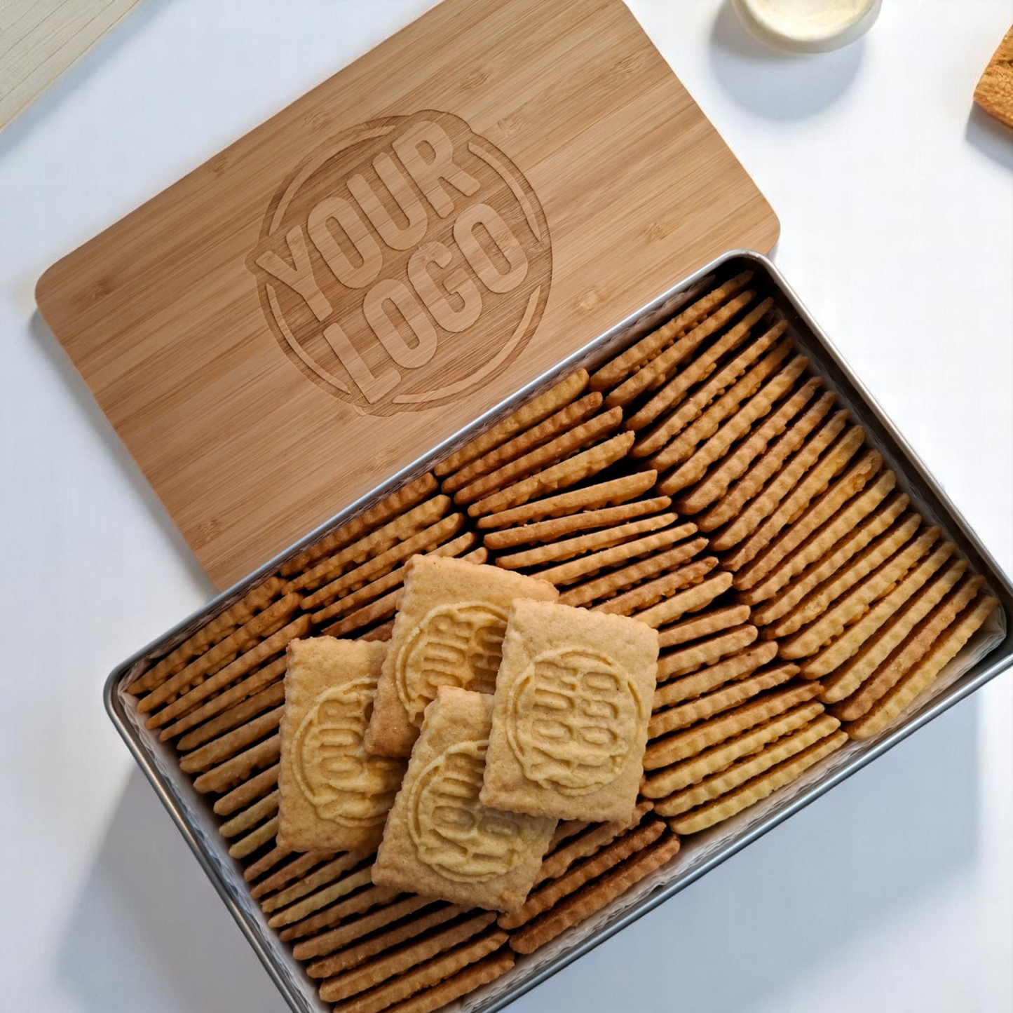 Logokeks-Dose mit Holzdeckel im Einsatz als stilvolle Präsentation auf dem Tisch – gefüllt mit individuell geprägten Keksen