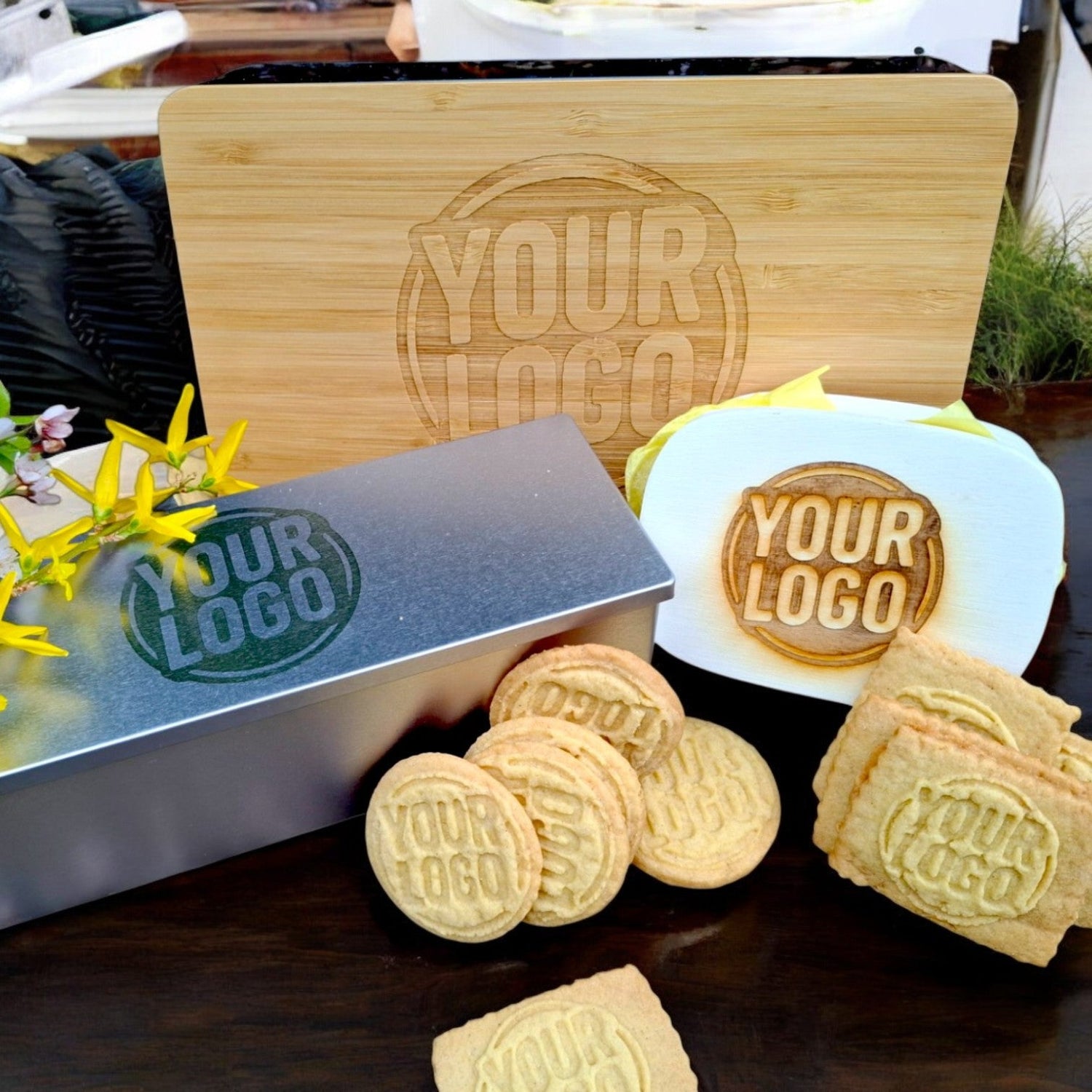 Individuelle Logokekse in Geschenkverpackung – gravierte Dosen oder Holzkästchen mit Logo