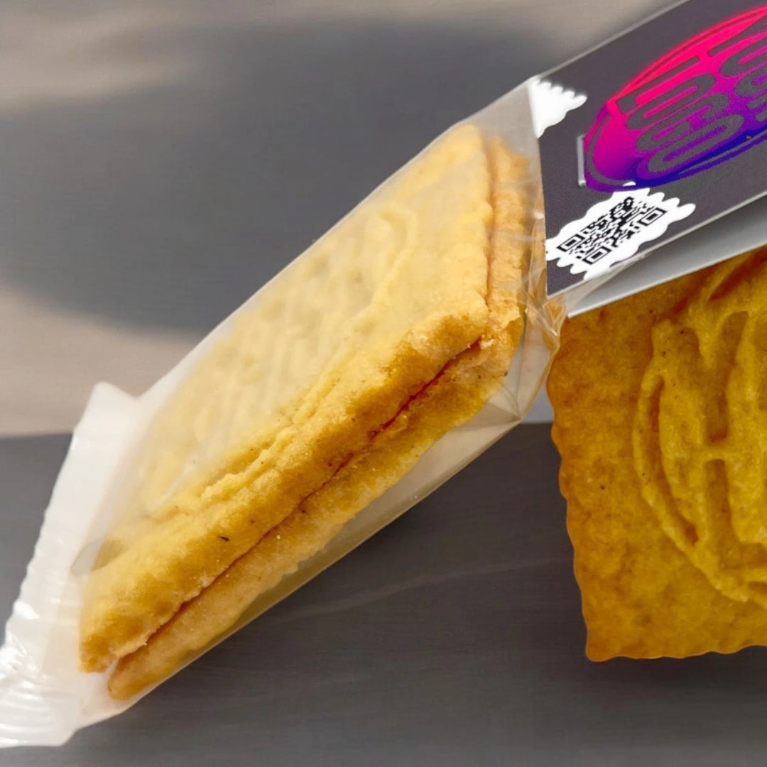 Detailansicht des Doppelkekses mit Logo in transparenter Einzelverpackung und individuellem Keksreiter – klimaneutral verpackt und nachhaltig produziert.