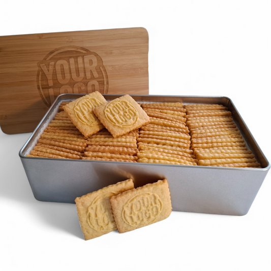 Dose mit Holzdeckel, gefüllt mit Logokeksen mit Logo-Prägung – ideal als Geschenk oder Präsentverpackung